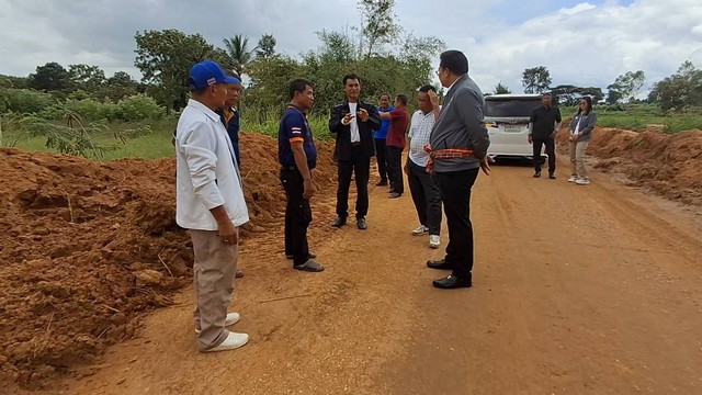 ขอนแก่น-ประธานคณะทำงานนายก อบจ.ขอนแก่น ลงพื้นที่ตรวจทางสัญจรของชาวบ้านหลังถูกฤทธิ์พายุหนองฟ้าทำให้ถนนขาด