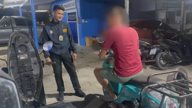 ตำรวจท่องเที่ยวเกาะพะงันรวบหนุ่มรัสเซีย กร่างแย่งอาชีพ เปิดธุรกิจให้เช่ารมอเตอร์ไซค์เถื่อน ยึดของกลาง มูลค่าครึ่งล้าน