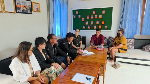 ร้อยเอ็ด…ใครผิด…ครู-ญาติเด็กหญิงวัย 13 ปี นักเรียนชั้น ม.2 โรงเรียนแห่งหนึ่งในอำเภอเกษตรวิสัย จังหวัดร้อยเอ็ด เข้าร้องเรียนต่อคณะกรรมการอัยการคุ้มครองสิทธิ์ภาคประชาชนจังหวัดร้อยเอ็ด