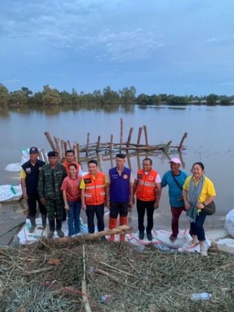 ร้อยเอ็ด…พนังขาดอุดได้แล้ว…ผู้ว่าฯร้อยเอ็ด นำทีมเจ้าหน้าที่ผู้เกี่ยวข้อง อุดรอยรั่วพนังกั้นน้ำขาดเสลภูมิเรียบร้อย! ป้องกันน้ำเข้าท่วมพื้นที่ชุมชน