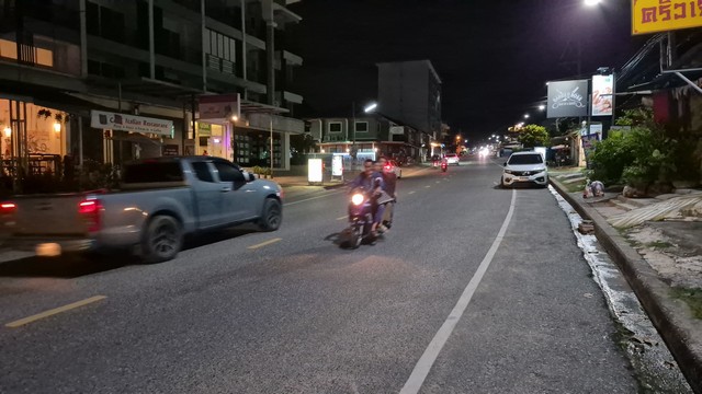 ชลบุรี- ชาวบ้านผวา 2 แก๊งโจ๋เปิดศึก ไล่ตี – ปาระเบิด กันกลางถนน