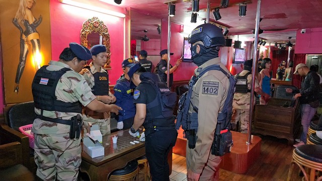 ชลบุรี-ตร.–ปกครอง ตรวจสถานบันเทิงพัทยา พบกว่า 300 คน