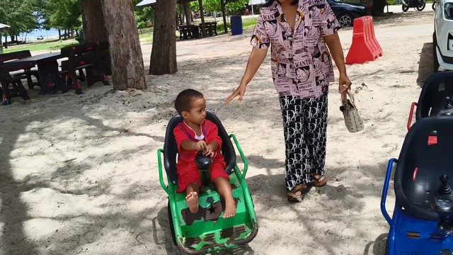 สงขลา-ของเล่นใหม่สำหรับเด็กๆ “รถตีนตะขาบไฟฟ้าชายหาด”ที่สร้างสรรค์นำมาบริการบุตรหลานนักท่องเที่ยว พ่อแม่ ผู้ปกครอง ที่ เด็กเล็กสามารถขับขี่เล่นบริเวณชายหาดได้อย่างสนุกสนาน