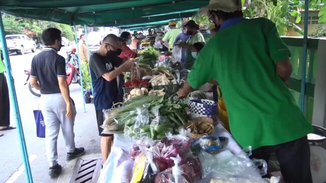 สงขลา-ตลาดเกษตรกรจังหวัดสงขลา “เกษตรกรจริงๆ ทุกสิ่งปลอดภัย” ที่ยังยืนหยัดเปิดขายสินค้าจากเกษตรกรตัวจริงต่อเนื่องกันมาเป็นเวลา 10 ปี