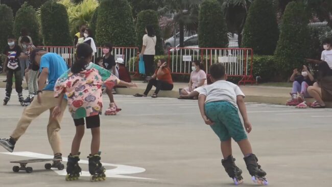 สงขลา-สีสัน..ลานสเก็ตในสวนสาธารณะกลางเมืองสงขลาคึกคัก พ่อแม่ผู้ปกครองชาวสงขลานำบุตรหลานมาเล่นสเก็ตกันเป็นจำนวนมาก เป็นการออกกำลังกายไม่ไปยุ่งเกี่ยวกับยาเสพติด