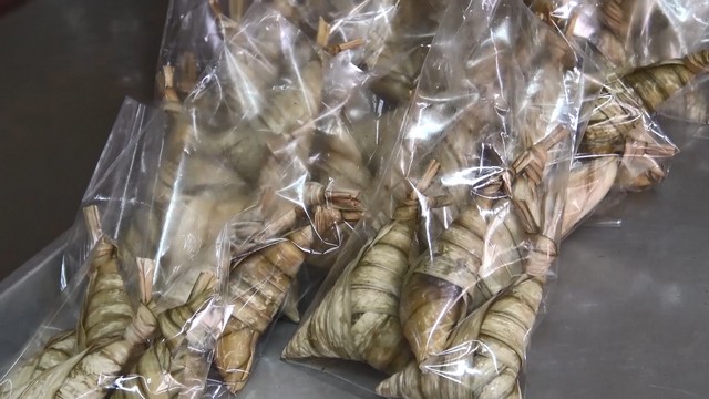 สงขลา-วันจ่ายวันสารทเดือนสิบครั้งแรกที่ตลาดเมืองสงขลา ประชาชนออกมาจับจ่ายซื้อของและซื้อขนมเดือนสิบไม่คึกคัก