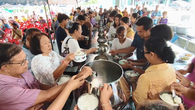 สงขลา-บรรยากาศเทศกาลทำบุญเดือนสิบ ครั้งที่ 1 หรือที่ชาวบ้านเรียกเทศกาลชิงเปรต ซึ่งพุทธศาสนิกชนในจังหวัดสงขลาเข้าวัดทำบุญตั้งร้านชิงเปรตกันอย่างสนุกสนาน