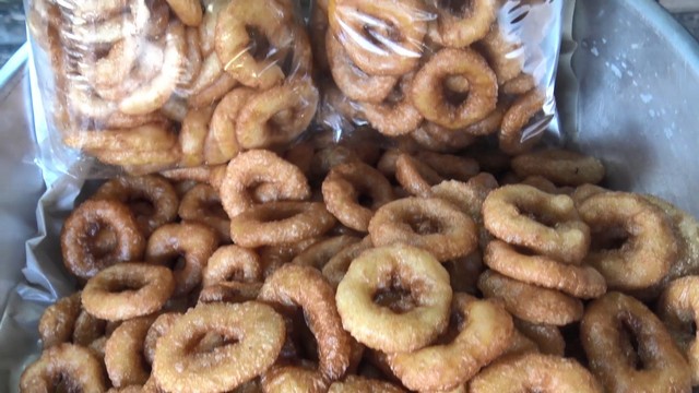 สงขลา-ตลาดขนมเดือนสิบ ที่จะนำไปทำบุญในวันสารทเดือนสิบบุญแรก วันที่ 8 กันยายน 2568 นี้ พบว่า ราคายังคงเดิม