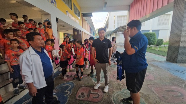 ชลบุรี-สจ.บางละมุง มอบชุดกีฬาทีมฟุตซอลอนุบาลหนองปรือ ลุยศึก “ตากสินระยองเกมส์”