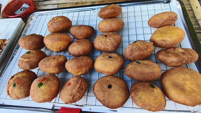 สงขลา-สองสามีภรรยาสู้ชีวิต ทำซาลาเปาทอดสดๆ 6 ไส้ ขาย 3 ลูก 20 บาท หลังพ้นวิกฤตโควิด ก็มาเปิดขายต่อ โดยขายมา 4 – 5 ปีแล้ว สร้างรายได้เลี้ยงครอบครัว ขายดี ลูกค้าเพียบ