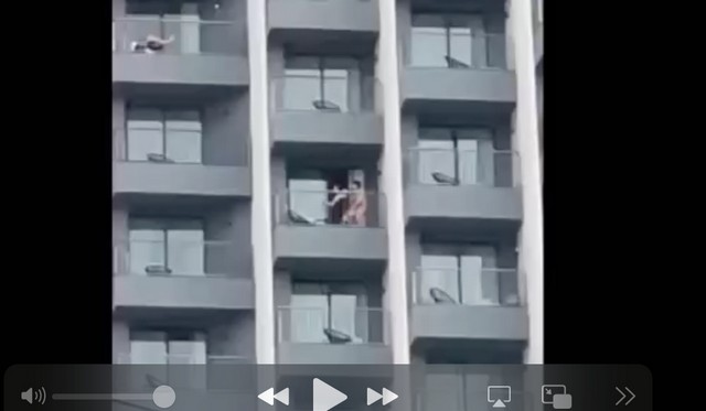 ชลบุรี-ฉาวอีก นักท่องเที่ยวเริงรักริมระเบียงคอนโด กลางเมืองพัทยา ไม่แคร์สายตาใคร