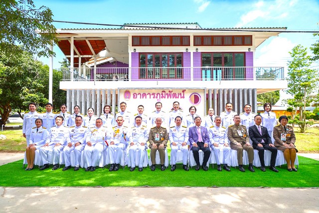 (สุรินทร์)พระบาทสมเด็จพระเจ้าอยู่หัว และสมเด็จพระกนิษฐาธิราชเจ้า โปรดเกล้าให้นายเกษม วัฒนชัย องคมนตรี ลงพื้นที่จังหวัดสุรินทร์ เพื่อติดตามความก้าวหน้าโรงพยาบาลและมอบเงินพระราชทานพร้อมถุงยังชีพแก่ผู้ประสบภัยชายแดนไทย–กัมพูชา