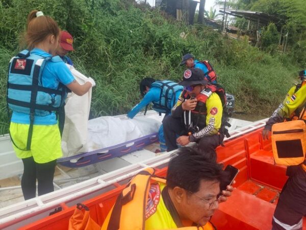 ร้อยเอ็ด…พบศพแล้วชายวัย 28 ดิ่งสะพานแม่น้ำชีจบชีวิต หลังพบรถจยย.พร้อมรองเท้าคู่ใจถูกทิ้งไว้จุดเกิดเหตุ