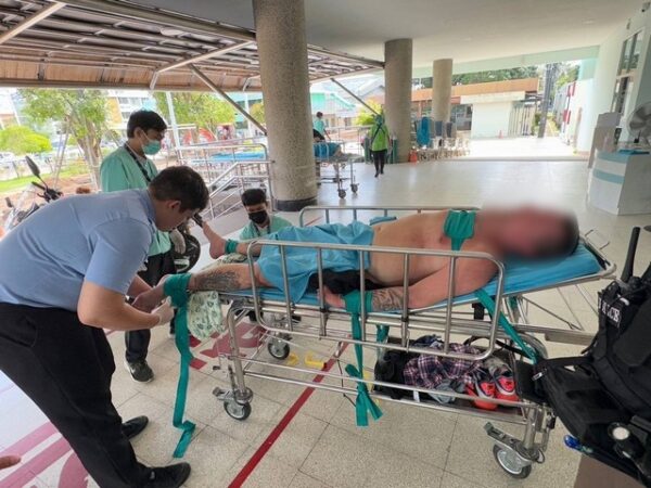 ชลบุรี-ต่างชาติเพี้ยน ยืนแก้ผ้าขอพรพระเจ้ากลางสี่แยกไฟแดง