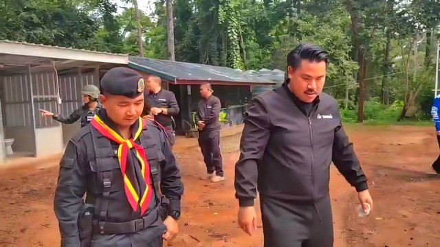 (สุรินทร์)แม่ทัพภาค​ 2 มอบเครื่องปั่นไฟฟ้า และมอบสิ่งของบำรุงขวัญทหารชายแดน ขณะที่กัน จอมพลัง ติดตามการสร้างห้องน้ำ และเคลียใจ แม่ทัพภาค​ 2