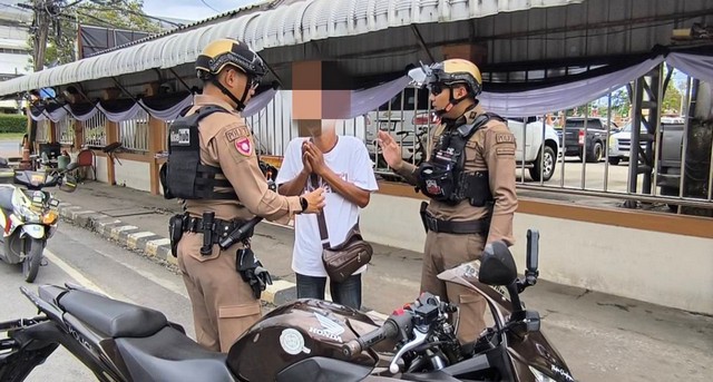 นครนายก ชายเมานอนขว้างทางเดินขึ้นสะพานลอยหน้าเทศบาล พอลุกได้เดินไปกวนที่ท่ารถตู้ทำผู้โดยสารเกรงกลัว