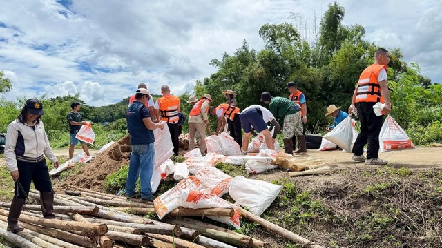 ลำพูน – บก.อส.จ.ลำพูน ปฏิบัติภารกิจซ่อมแซมตลิ่งเลียบน้ำทา เนื่องจากน้ำเซาะตลิ่ง