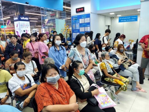 ลำพูน – ประชาชนชาวจังหวัดลำพูน ตื่นตัวเดินทางมาลงทะเบียนรับสิทธิ “คนละครึ่งพลัส” อย่างล้นหลาม