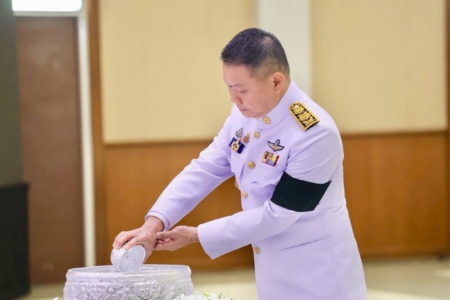 ลำพูน – เข้าถวายน้ำสรงพระบรมศพเบื้องหน้าพระฉายาลักษณ์สมเด็จพระนางเจ้าสิริกิติ์ พระบรมราชินีนาถ พระบรมราชชนนีพันปีหลวง