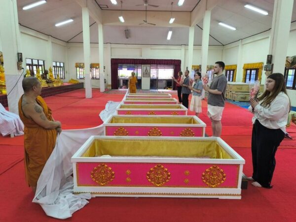 นครนายก – นักท่องเที่ยวชาวรัสเซียและคนไทยให้ความศรัทธาเดินทางเข้าพิธีนอนโลงศพวัดหลวงพ่อปากแดงจังหวัดนครนายก