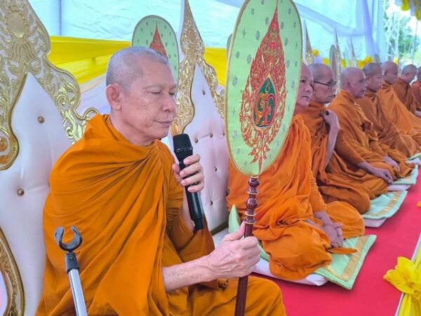 นครนายก – ชาวจังหวัดนครนายก ร่วมใส่บาตรเพื่อ’พ่อ’ลานหน้าเขื่อนขุนด่านปราการชล ยิ่งใหญ่ของประเทศ