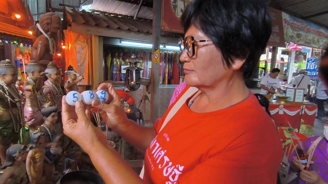 นครนายก – นักท่องเที่ยวจากกรุงเทพฯ ได้รับโชคจากแม่ตะเคียนทองมณี-แม่ตะเคียนเงินมณี ได้นำชุดไทยแและสิ่งของมาแก้บน