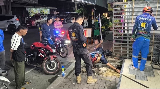 นครนายก – ชาวบ้านออกจากร้านสะดวกซื้อพบงูเห่าตัวใหญ่อยู่หน้าประตูทางเข้าแจ้งกู้ภัยฯจับเกรงจะได้รับอันตราย