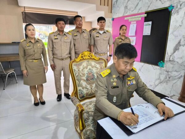 นครนายก – เทศบาลเมืองนครนายก ร่วมถวายความอาลัยเพื่อให้ประชาชนลงนามแสดงความไว้อาลัย สมเด็จพระนางเจ้าสิริกิติ์พระบรมราชินีนาถ พระบรมราชชนนีพันปีหลวง