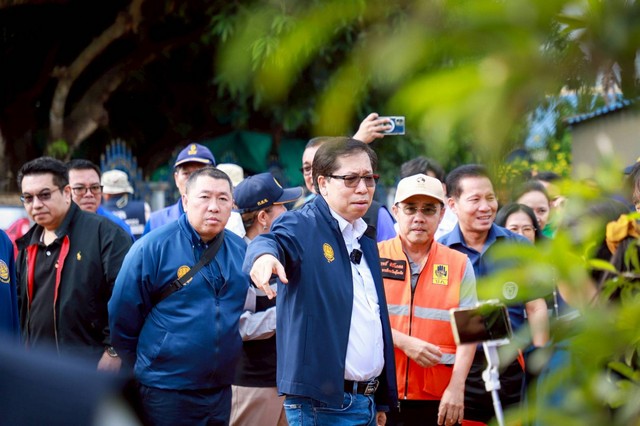 สุโขทัย น้ำยมซัดถนนเลียบแม่น้ำขาดทะลักเข้าท่วมบ้านเรือนชาวบ้านม.7 ต.ท่าทองต้องอาศัยอยู่บนโต๊ะเตียงในบ้าน รมต.รุดลงพื้นที่ให้กำลังใจ