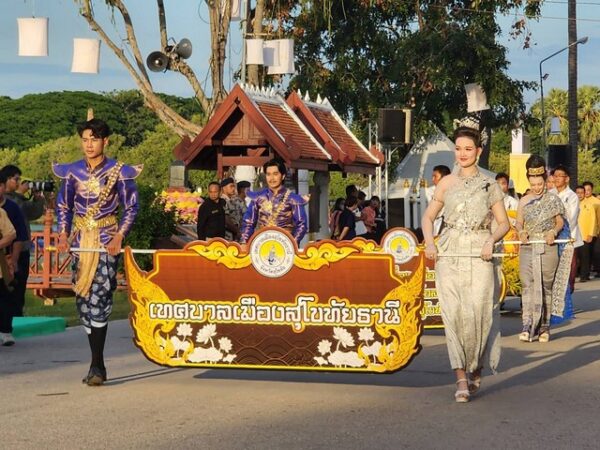 สุโขทัย-ขบวนแห่วัฒนธรรมประเพณีและวิถีชีวิตของชาวท้องถิ่นและวันเพ็ญเดือน 12 ในงานประเพณีลอยกระทง เผาเทียน เล่นไฟ จังหวัดสุโขทัย ประจำปี 2568 กันอย่างคับคั่ง