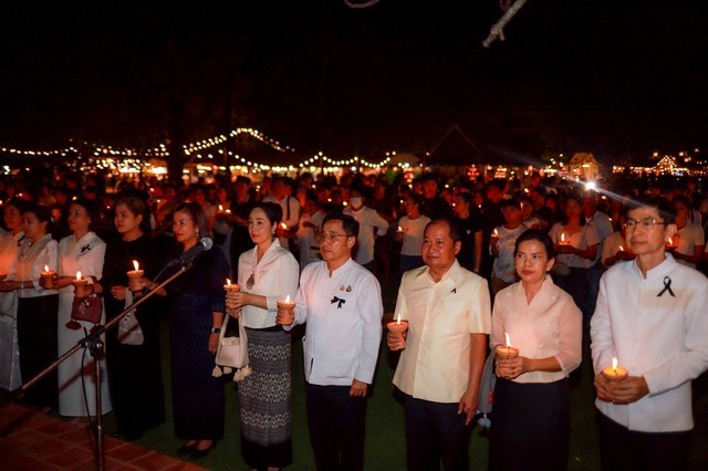 สุโขทัย-ผู้ว่าฯสุโขทัยนำหัวหน้าส่วนราชการ นักท่องเที่ยวและประชาชนชาวจังหวัดสุโขทัยจุดตะคันถวายอาลัยสมเด็จพระนางเจ้าสิริกิติ์ พระบรมราชินีนาถ พระบรมราชชนนีพันปีหลวง 