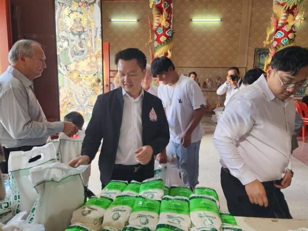 สุโขทัย-มูลนิธิป่อเต็กตึ๊ง กทม. และมูลนิธิร่วมมิตรสุโขทัยร่วมกับคณะอัยการจังหวัดสุโขทัย, อัยการจังหวัดคดีเยาวชนฯ(สอย.), อัยการจังหวัดคุ้มครองสิทธิฯ(สคช.) เยี่ยมให้กำลังใจมอบสิ่งของแด่ผู้ประสบภัยน้ำท่วม