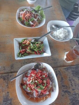 กาฬสินธุ์โชว์เมนูเด็ดกุ้งแช่น้ำปลาซิกเนเจอร์เลิศรสประจำร้านเรียกลูกค้า