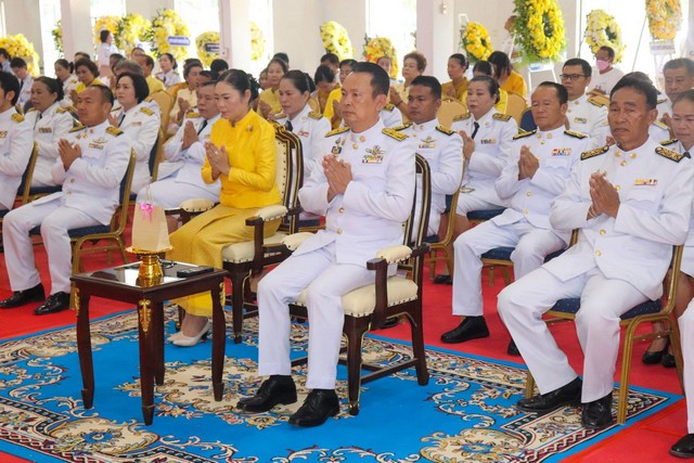 กาฬสินธุ์ อำเภอหนองกุงศรี จัดพิธีสวดพระพุทธมนต์และทำบุญตักบาตรถวายพระราชกุศล และประกอบพิธีวางพวงมาลาถวายสักการะ เนื่องในวันนวมินทรมหาราช