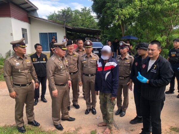 กาฬสินธุ์-ตร.คุมตัวพ่อเลี้ยงฆ่าโหดหนุ่มอาการทางจิตทำแผน ผู้การสั่งขยายผลตามเครือข่ายยาบ้า
