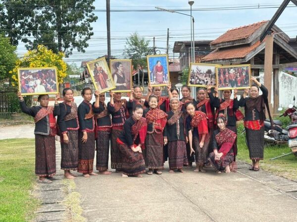 กาฬสินธุ์-กลุ่มสตรีทอผ้าไหมแพรวาบ้านโพน สุดอาลัยพระบรมราชชนนีพันปีหลวง