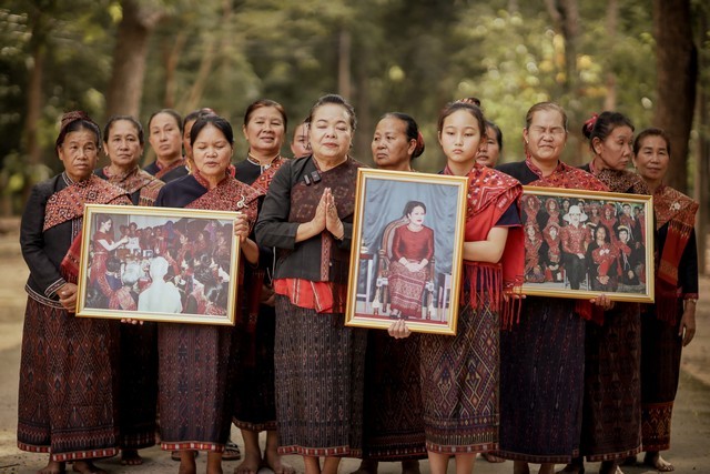 กาฬสินธุ์-แม่ครูหมอลำชาวผู้ไทย ดร.พรสวรรค์ แห่งวิทยาลัยนาฎศิลป์กาฬสินธุ์ ตามรอยพระพันปีหลวง ที่บ้านโพน สุดอาลัยแต่งกลอนความเป็นมาของผ้าไหมแพรวา ถวายอาลัย พระบรมราชชนนีพันปีหลวง