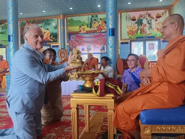 กาฬสินธุ์อนุโมทนาสาธุการครอบครัวฝรั่งหัวใจพุทธประธานกฐินสามัคคี