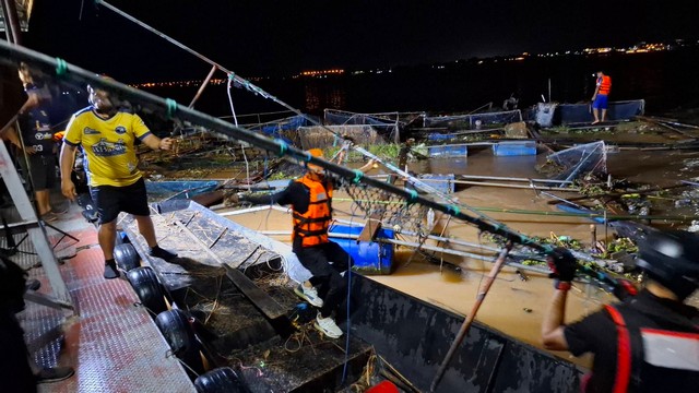 มุกดาหาร -พายุซัดกระชังปลาน้ำโขงขาด! ลอยชนแพเรือตำรวจน้ำมุกดาหาร เจ้าหน้าที่เร่งรื้อถอนฝ่ากระแสน้ำเชี่ยว