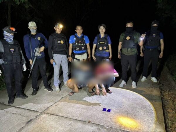 มุกดาหาร -สิงห์เมืองมุก ผนึกกำลัง สิงห์ดงหลวง! บุกจับผู้ค้ายาเสพติดกลางผึ่งแดด ยึดยาบ้า 400 เม็ด