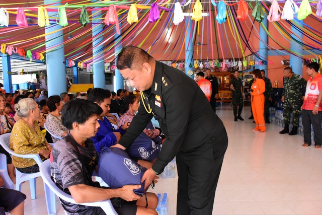 พิษณุโลก มทบ.39 จับมือกับบริษัท ปตท.สผ. สยาม จำกัด ลงพื้นที่ อ.กงไกลาศ จ.สุโขทัย มอบถุงยังชีพช่วยน้ำท่วม