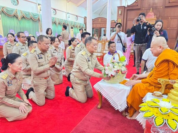 ปทุมธานี ร่วมทำบุญอายุวัฒนมงคล ครบรอบ ๖๑ ปี พระราชเมธาจารย์ เจ้าคณะจังหวัดปทุมธานี(ธรรมยุต)
