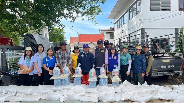 ปทุมธานี มอบข้าวสาร น้ำดื่ม และเครื่องอุปโภคบริโภคให้กับพี่น้องประชาชนที่อาศัยอยู่ริมแม่น้ำเจ้าพระยาที่ได้รับผลกระทบน้ำท่วม