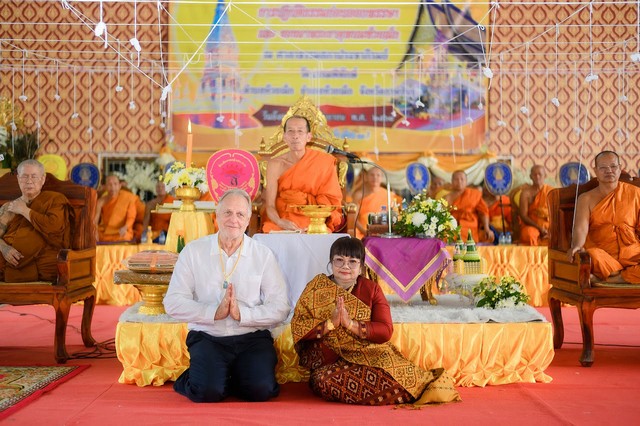 กาฬสินธุ์ปฏิบัติธรรมก่อนออกพรรษาและขอขมาพระธาตุพนมจำลองห้วยเม็ก