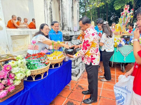 ปทุมธานี“คลื่นมหาชนคนบุญ”ร่วมทำบุญประเพณีตักบาตรพระร้อย รอบอุโบสถเก่าแก่ ๓๕๘ ปี สมัยอยุธยา วัดสิงห์ สามโคก