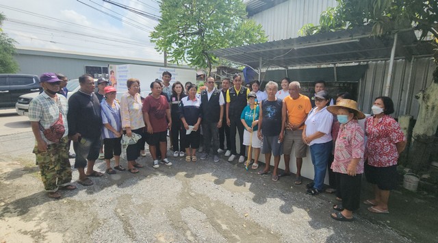 ปทุมธานี ลงพื้นที่เยี่ยมประชาชนพร้อมแจกแพโฟม ชาวบ้านรอถามน้ำท่วมมา 2 เดือนบางกะดีไม่ประกาศเป็นเขตภัยพิบัติหลังเดือดร้อนนานเป็นเดือน