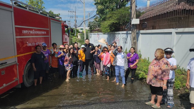 ปทุมธานี ล้มสลบต่อหน้า ชายสูงอายุลื่นหัวแตก นายกยุทธ ร่วม สจ.ลูกโป่งรุดช่วยเหลือขณะลงพื้นที่ดูน้ำท่วมช่วยประชาชน