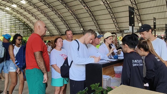 พังงา-คึกคักเปิดเกาะสิมิลันวันแรก นทท.แห่เที่ยวกว่า 200 คน  