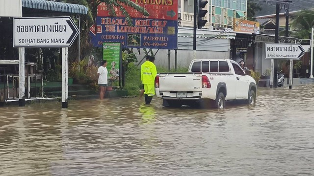 พังงา-ฝนตกหนักในจังหวัดพังงา ต่อเนื่องหลายชั่วโมง ทำ น้ำท่วมขัง บ้างบางเนียง บางจุดรถจักรยานยนต์ไม่สามารถสัญจรผ่านได้
