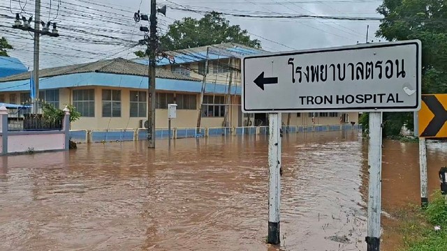 อุตรดิตถ์-โรงพยาบาลตรอน อพยพคนป่วยหนีน้ำ